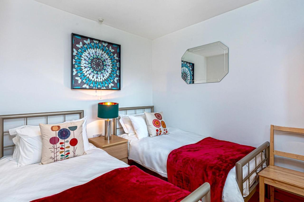 Laurel - Pet-Friendly Cottage With Indoor Pool, Hot Tub & Panoramic Snowdonia Views โคลวินเบย์ ภายนอก รูปภาพ
