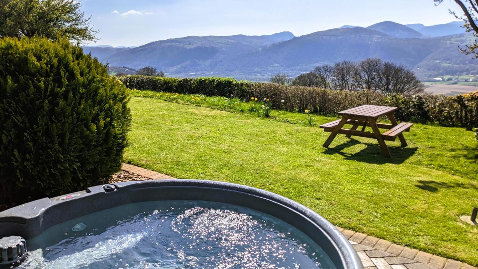 Laurel - Pet-Friendly Cottage With Indoor Pool, Hot Tub & Panoramic Snowdonia Views โคลวินเบย์ ภายนอก รูปภาพ